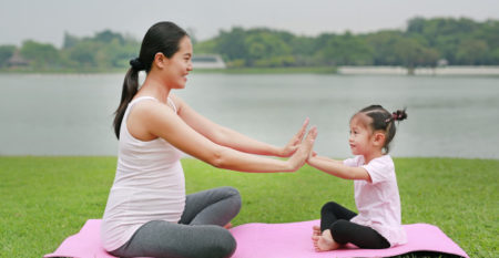 femme-enceinte-son-enfant-font-du-yoga femme-enceinte-son-enfant-font-du-yoga