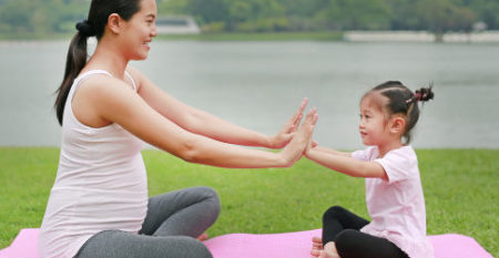 femme-enceinte-son-enfant-font-du-yoga